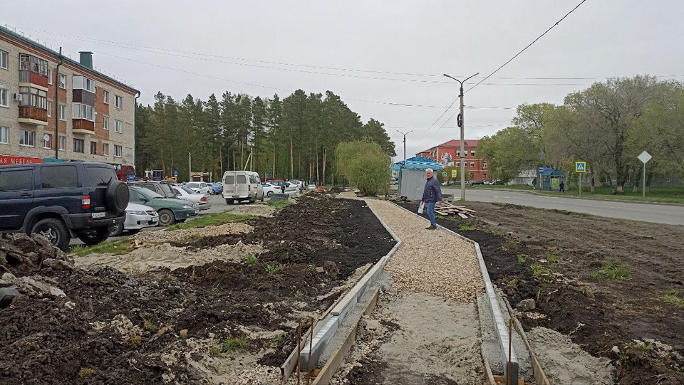На улице Заводской в Заводоуковске – от парка машиностроителей до Шоссейной – ремонт идёт полным ходом. / Фото автора