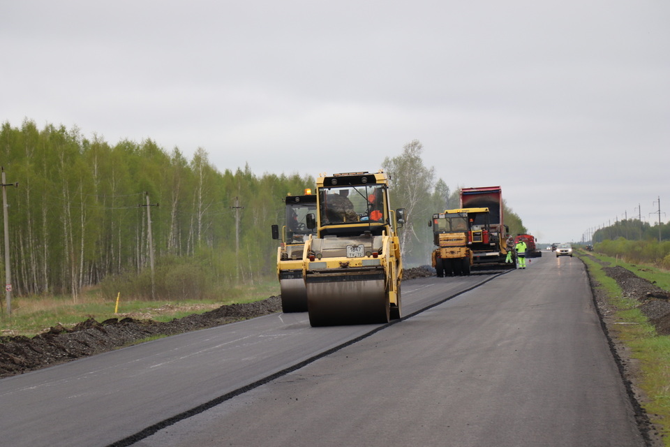 Отрезок автодороги Заводоуковск–Упорово преображается буквально на глазах. Ремонтом трассы заняты дорожные строители Заводоуковского участка ДРСУ-3. /Фото автора