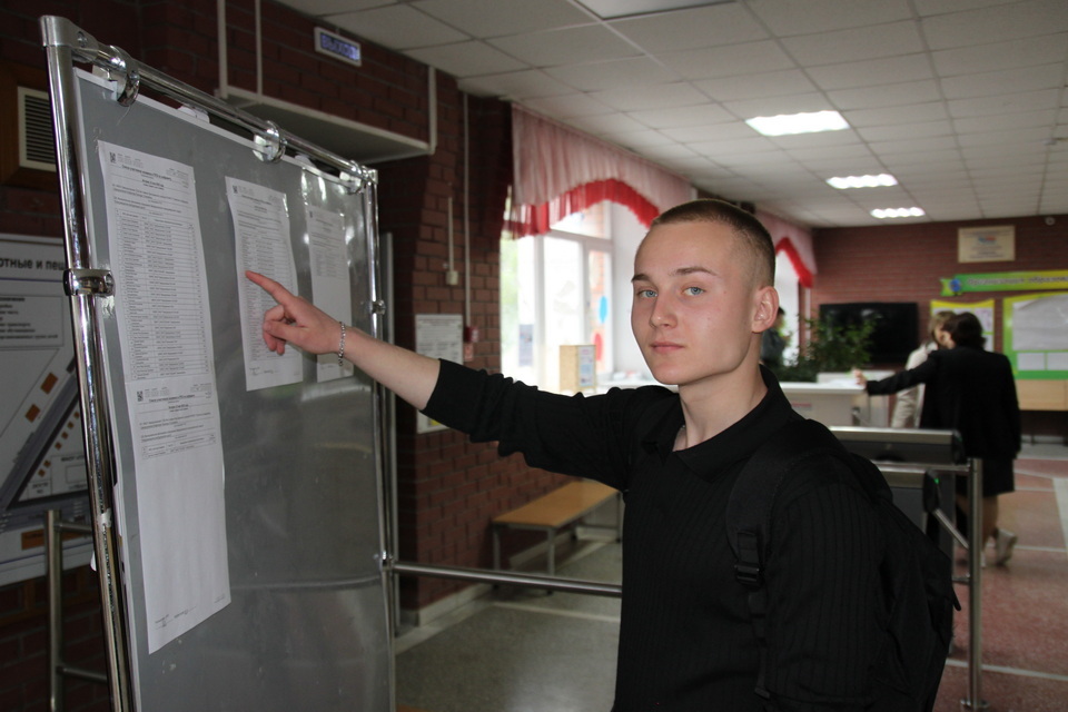 Владислав Горячев, выпускник городской школы № 2, мечтает стать медиком. Парень уверен в своих силах и не сомневается, что справился с экзаменом по химии. / Фото автора