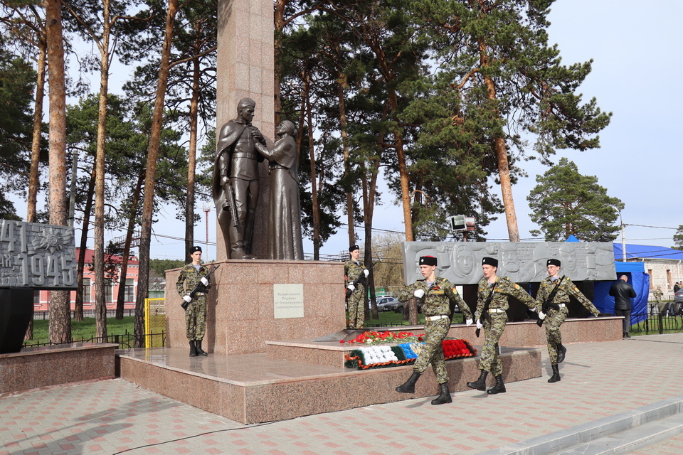 • Ребята из специализированной группы добровольной подготовки к военной службе с казачьим уклоном «Сокол» из школы № 3 города Заводоуковска были одними из лучших на конкурсе почётных караулов.