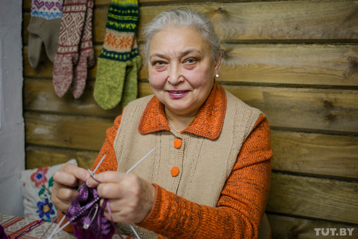 Бабушкина н д. Бабушки вязальщицы. Бабушка с вязанием. Женщина вяжет. Рукоделие для пожилых.