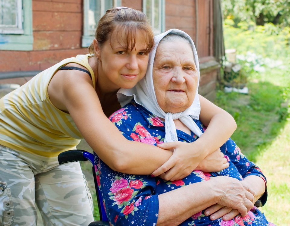 Родители недееспособных граждан. Бабушка и внучка. Опека и попечительство над недееспособными гражданами. Опека над совершеннолетними. Внучка обнимает бабушку.