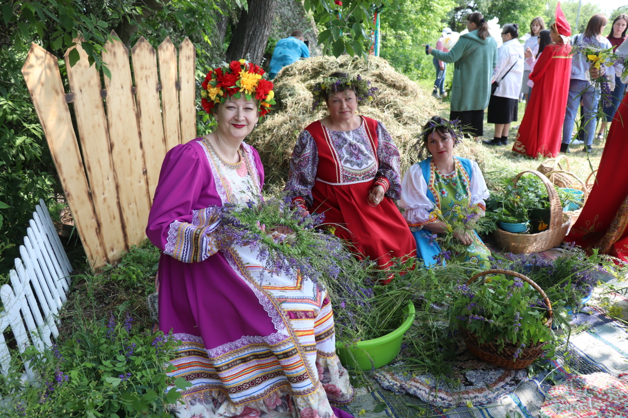 На празднике «Три стрелы» культработники Анжела Иванова из Колесниковского ДК, Галина Набокова из Дроновского ДК и Татьяна Бакланова из Тумашовского ДК (слева направо) обучали всех желающих плести венки. /Фото автора