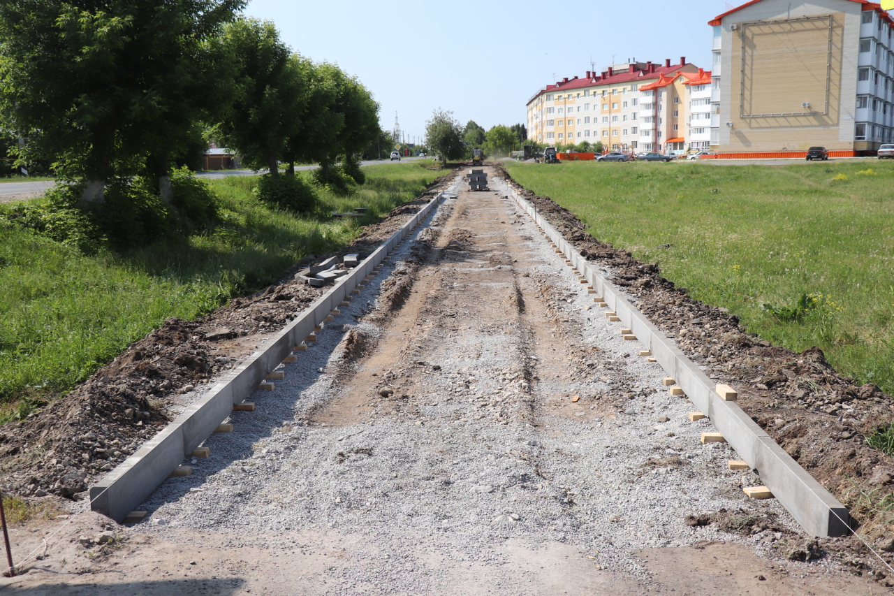 Дорожные работы на улице Энергетиков в городе начались с обновления пешеходной зоны. Новый тротуар будет вдвое шире старого. /Фото автора
