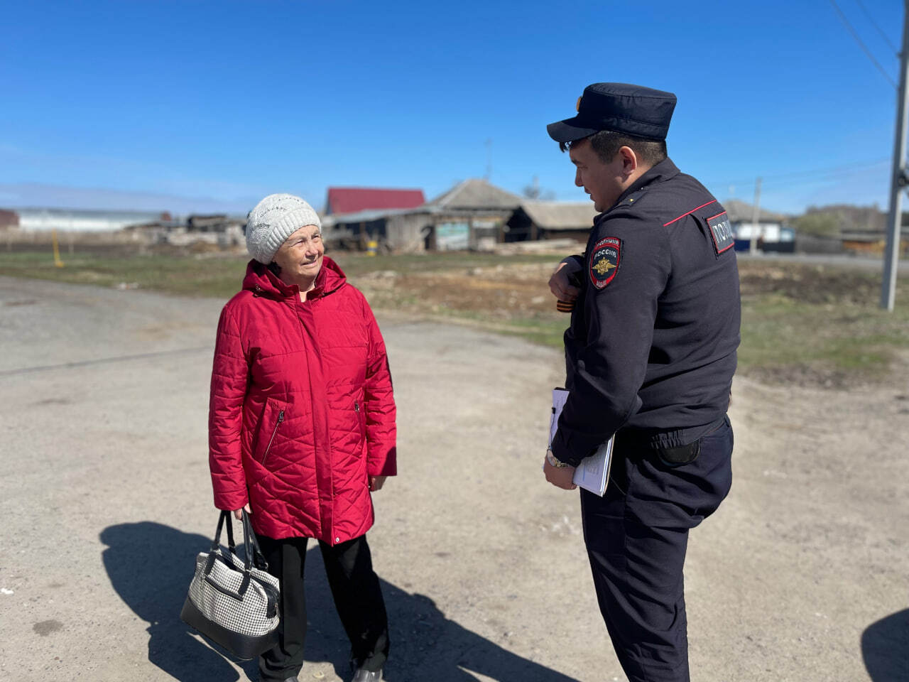 Сотрудники полиции проводят профилактические беседы с жителями городского  округа | 04.06.2024 | Заводоуковск - БезФормата