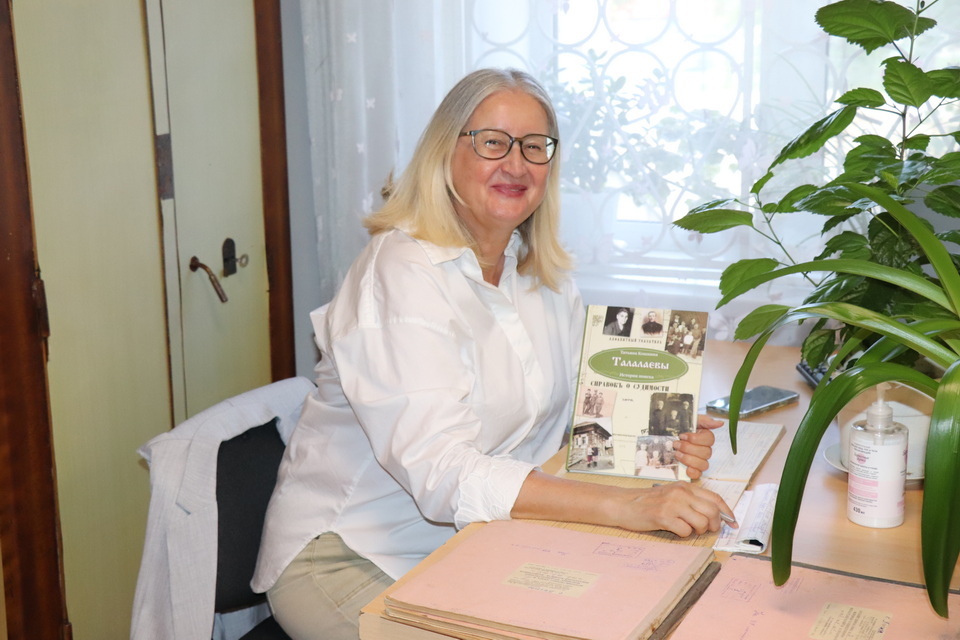 В руках у Татьяны Кошкиной написанная ею книга «Талалаевы. История поиска». Издание можно найти в фондах Российской государственной библиотеки в Москве и Тюменской областной научной библиотеки. /Фото автора