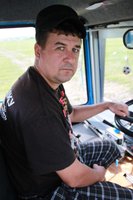 • Механизатор Николай Ковалец за день отгружает от подборщика по 8-9 двенадцатитонных тележек зелёной массы многолетних трав.