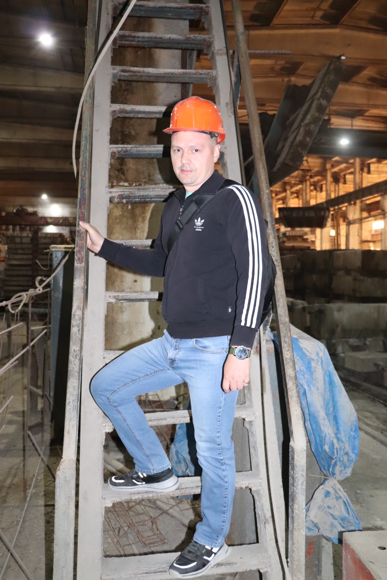 На свою работу Виталий Панов, крановщик Заводоуковского комбината строительных материалов, смотрит свысока – из кабины мостового крана. / Фото автора