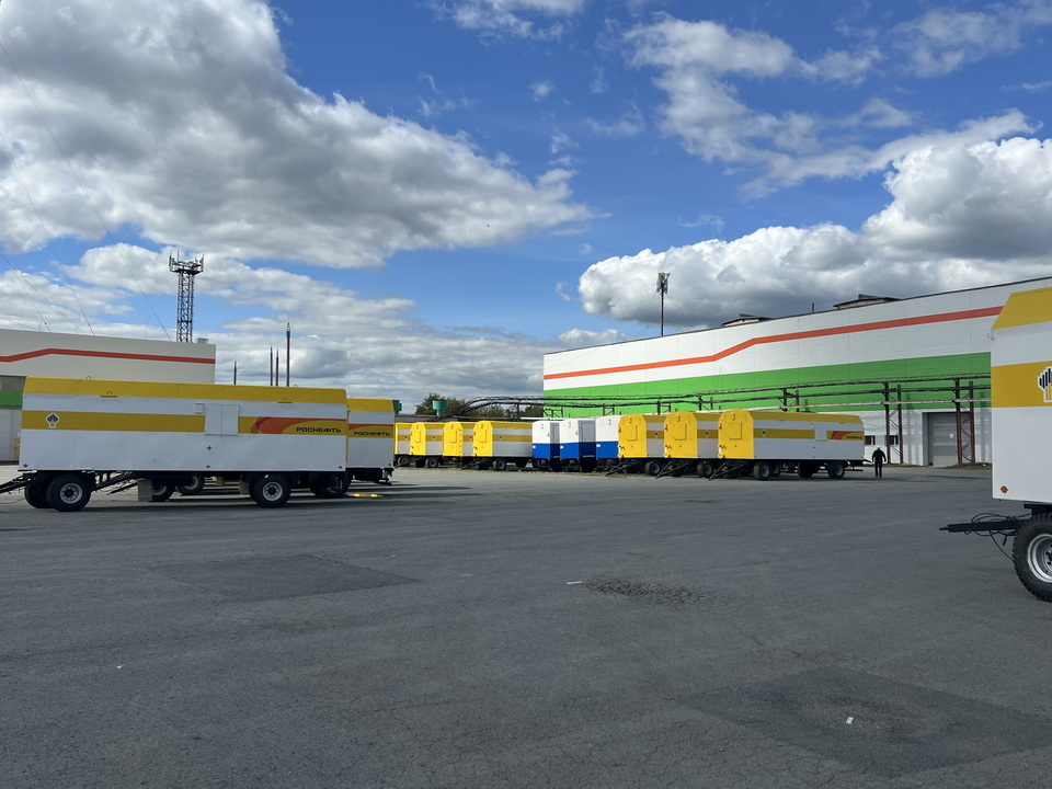 Не один десяток лет Заводоуковский машиностроительный завод тесно сотрудничает с нефтяными компаниями страны. Предприятие поставляет на буровые мобильные вагоны-дома «Кедр», которые являются основной продукцией, выпускаемой заводчанами. /фото из архива маш