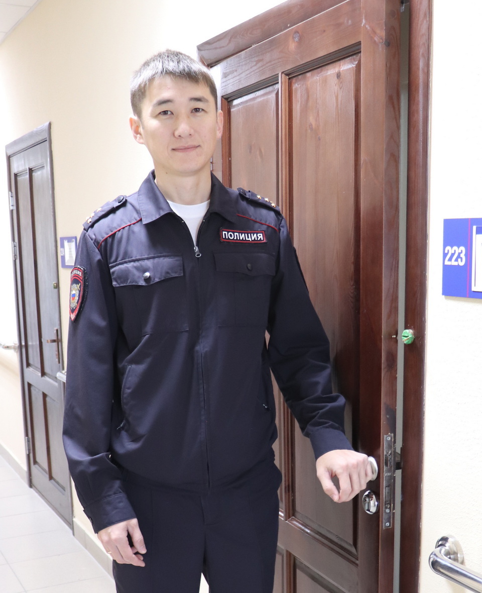 Капитан Жакслык Жунусов пришёл в полицию не сразу, но теперь считает эту нелёгкую и хлопотную работу главным делом своей жизни. / Фото автора