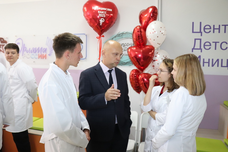 Алексей Белов, главный врач областной больницы № 12 Заводоуковска, встретился с учениками сетевого профильного медкласса, открывшегося в муниципалитете. / Фото автора