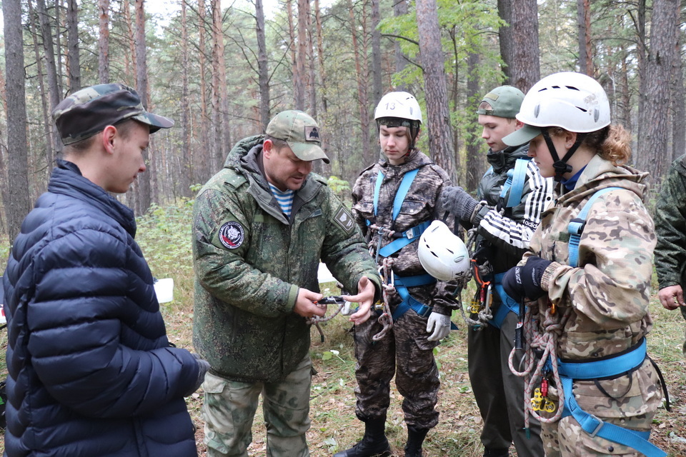 Перед стартом судья соревнований Сергей Рыкованов инструктировал ребят. / Фото автора