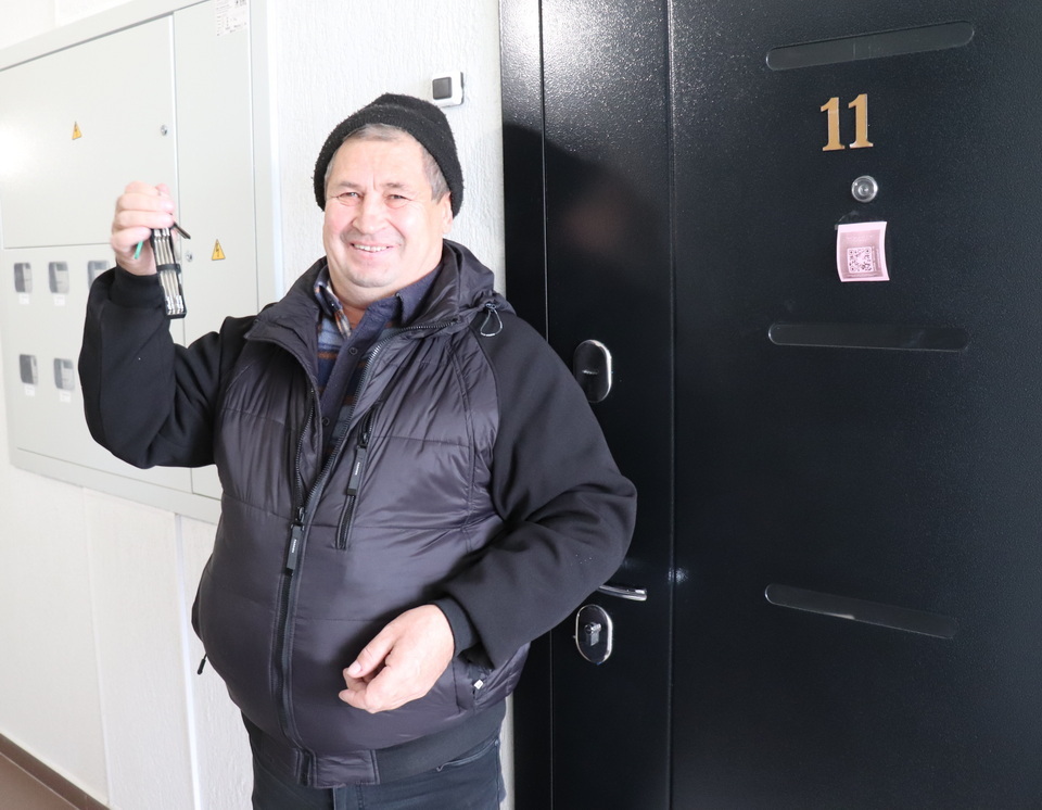 Инвалид по зрению представитель Заводоуковского общества слепых  Владимир Логинов только что получил ключи от новой квартиры. Совсем скоро он переберётся в Падун из Гилёво, где жил в общежитии. /ФОТО АВТОРА