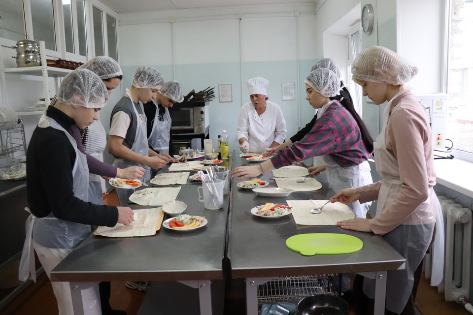 Мастер производственного обучения агротехнологического колледжа Олеся Данилова научила ребят из городской школы № 4 делать шаурму. / Фото автора