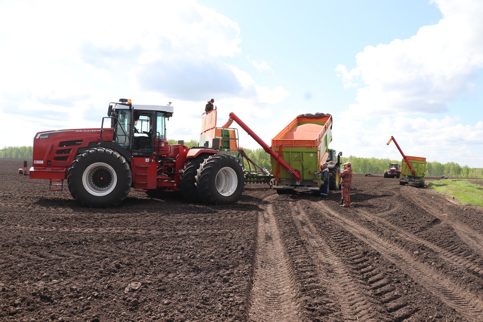 Аграрии Заводоуковского муниципального округа работают на современной высокопроизводительной технике. / Фото из архива редакции