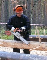 • Юрий Вишневский заканчивает обрезку сучьев.