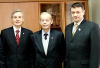 В. Гётте (в центре) с депутатом облдумы А. Артюховым и председателем Думы округа Н. Плосковым в день назначения.