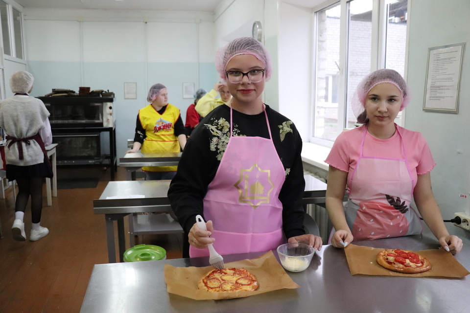 • Десятиклассницы Екатерина Беднягина из третьей городской школы (слева) и Дарья Карманова из Новозаимской школы пиццу просто обожают. Девушки с удовольствием учатся на пиццмейкеров в Заводоуковском отделении агротехнологического колледжа.