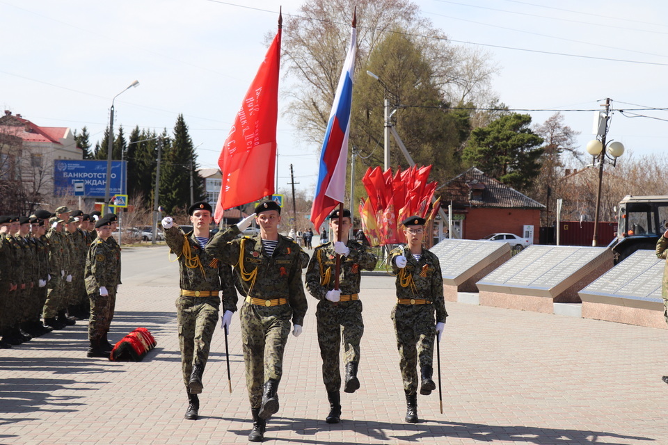 Вынести знамя Победы и российский флаг на смотре-конкурсе почётных караулов доверили лучшим курсантам спецгрупп добровольной подготовки к военной службе Заводоуковского муниципального округа. / Фото автора.