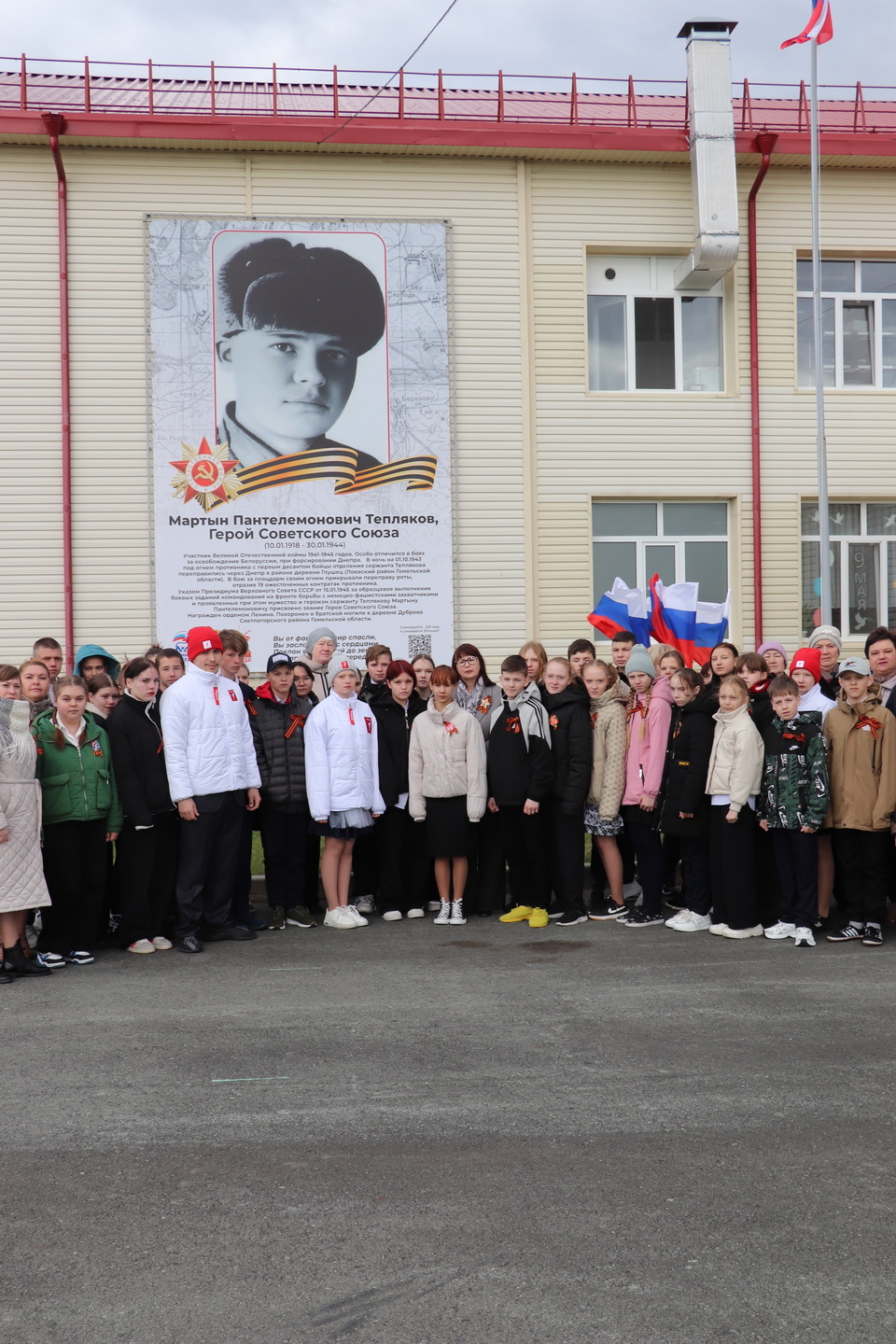 Равнение на отважных земляков! На школах в деревне Дроновой и селе Колесниково размещены баннеры с портретами Героев Советского Союза участников Великой Отечественной войны Мартына Теплякова и Петра Фёдорова. /Фото автора
